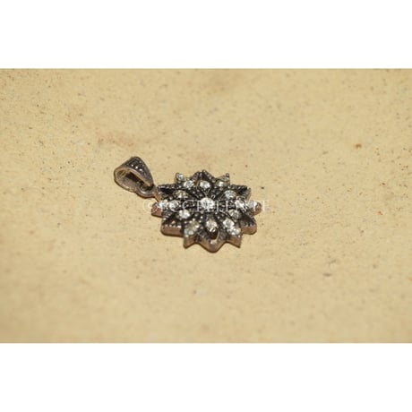 【ヴィンテージアクセサリー】シルバー x ラインストーン　スノーフレーク型ネックレストップ