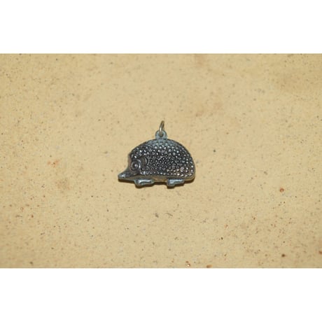 【ヴィンテージアクセサリー】シルバー　ハリネズミ型ネックレストップ