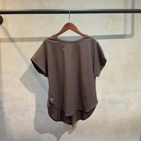 2603102後ろスリット半袖Tシャツ