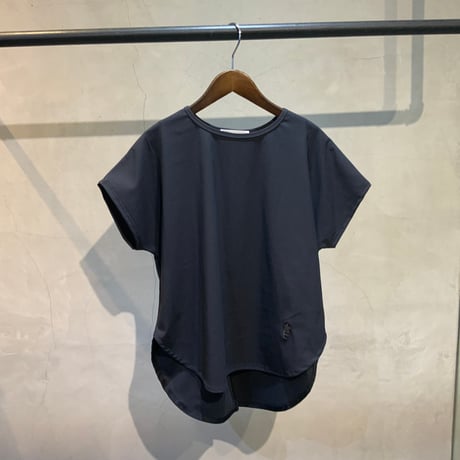 2603102後ろスリット半袖Tシャツ
