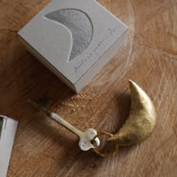 いつも月を側に。三日月のキーホルダー
