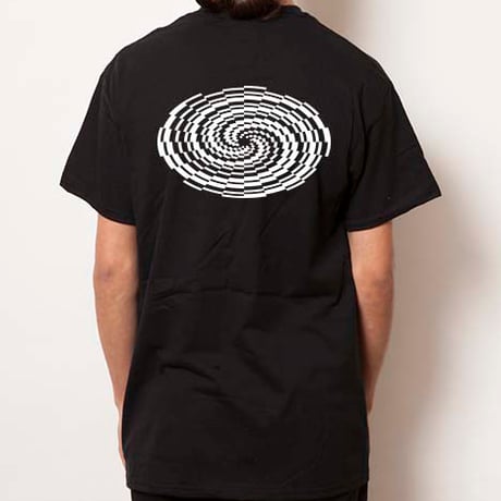 「悪魔の沼 2026」沼模様 T-shirt（黒）ステッカー付き。