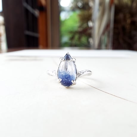 青い花のデュモルチェリング（ドロップ）