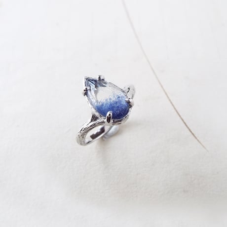 青い花のデュモルチェリング（ドロップ）