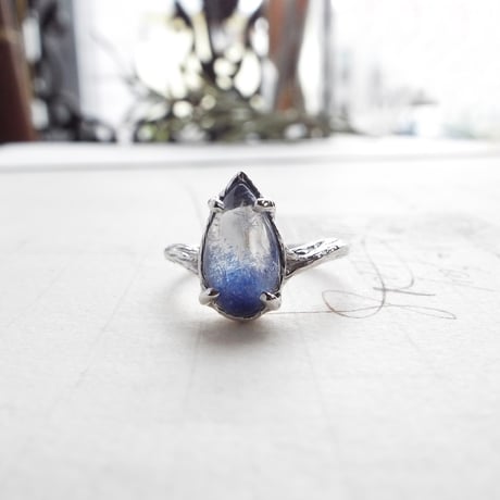 青い花のデュモルチェリング（ドロップ）