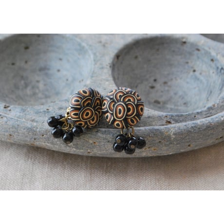 ぶつぶつ丸＋ガラスビーズピアス・イヤリング　black kinari cha　１８mm