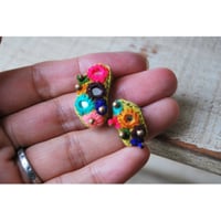 ミラー刺繍のカラフルぽこぽこアシメピアス①
