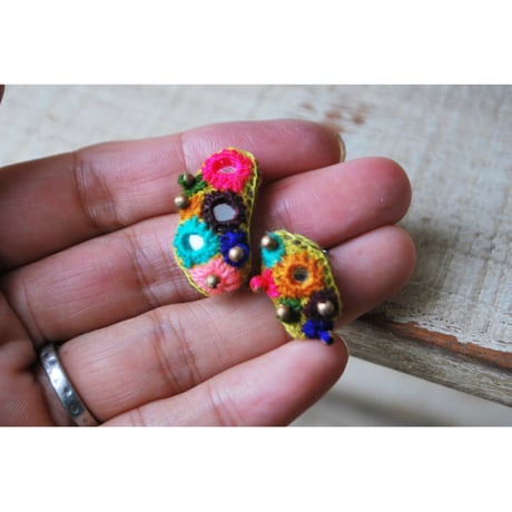 ミラー刺繍のカラフルぽこぽこアシメピアス①