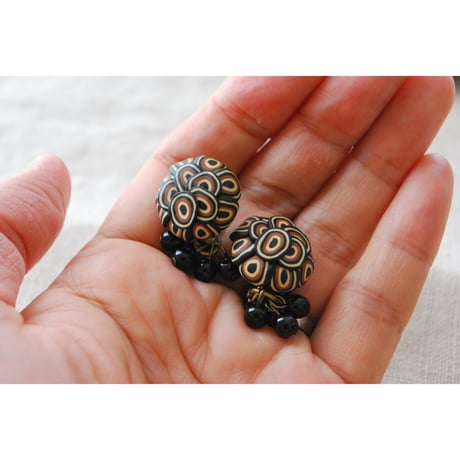 ぶつぶつ丸＋ガラスビーズピアス・イヤリング　black kinari cha　１８mm