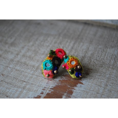 ミラー刺繍のカラフルぽこぽこアシメピアス①