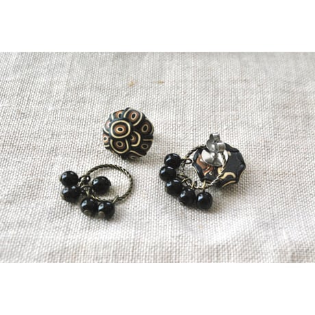 ぶつぶつ丸＋ガラスビーズピアス・イヤリング　black kinari cha　１８mm