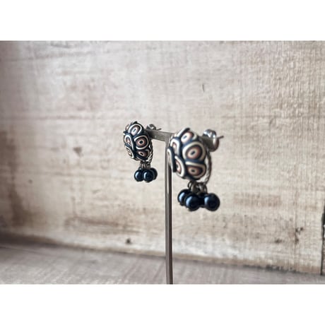 ぶつぶつ丸＋ガラスビーズピアス・イヤリング　black kinari cha 15mm