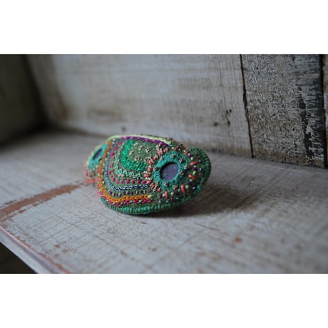ポリマークレイと刺繍のにぎやかバレッタ