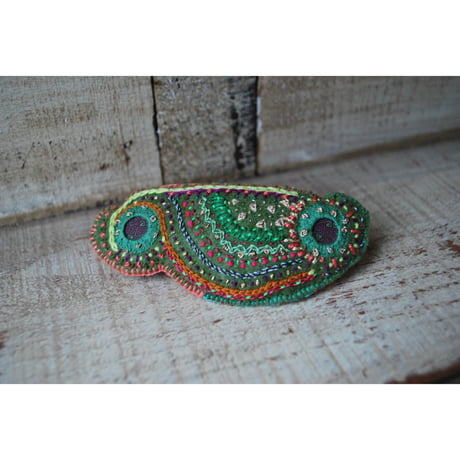 ポリマークレイと刺繍のにぎやかバレッタ