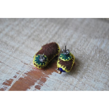 ミラー刺繍のカラフルぽこぽこアシメピアス①