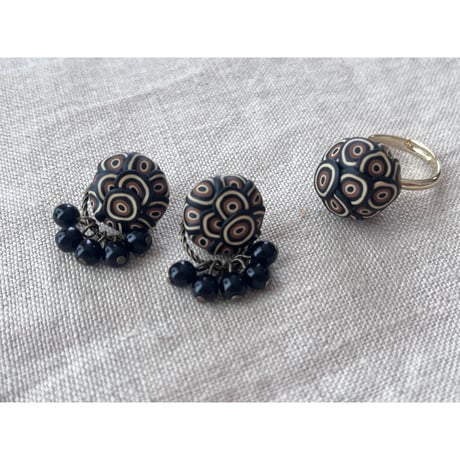 ぶつぶつ丸＋ガラスビーズピアス　black kinari cha 15mm