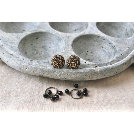 ぶつぶつ丸＋ガラスビーズピアス　black kinari cha 15mm