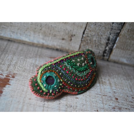 ポリマークレイと刺繍のにぎやかバレッタ