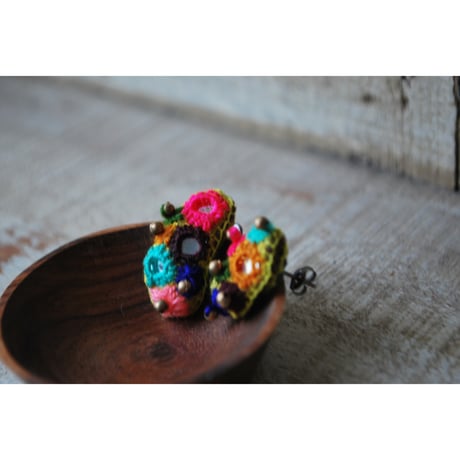 ミラー刺繍のカラフルぽこぽこアシメピアス①