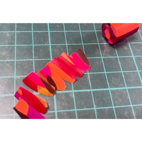 カクカクピアス・イヤリング　赤オレンジピンク系