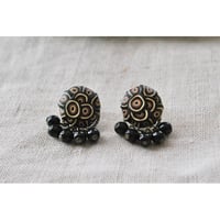 ぶつぶつ丸＋ガラスビーズピアス　black kinari cha 15mm