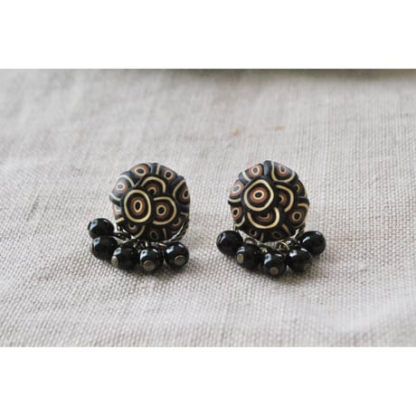 ぶつぶつ丸＋ガラスビーズピアス　black kinari cha 15mm