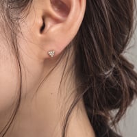 ダイヤモンドシェイプのダイヤモンドピアス