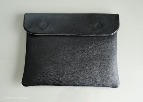 一点もの《LIONA》iPad レザーフラップケース　11インチ/10.9インチ共用　ブラック　le083