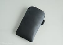 一点仕立て《WATERPROOF LEATHER》レザースリーブケースLarge iPhone・Android対応（iPhone17 Pro Max / 16 Plus 等）ブラック　LE082
