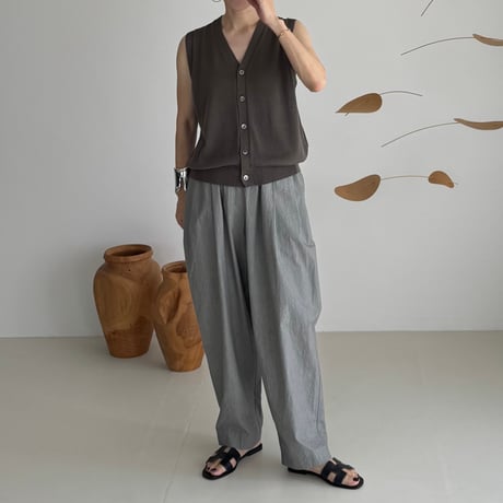 V-NECK KNIT VEST / CHARCOAL