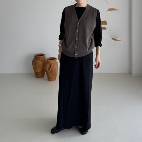 V-NECK KNIT VEST / CHARCOAL