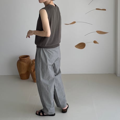 V-NECK KNIT VEST / CHARCOAL