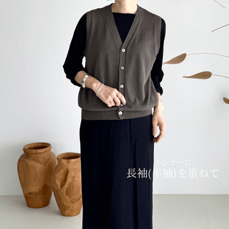 V-NECK KNIT VEST / CHARCOAL