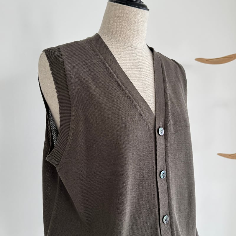 V-NECK KNIT VEST / CHARCOAL | ARGUE