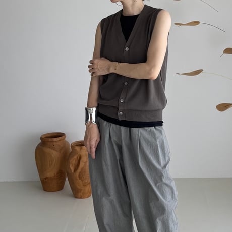 V-NECK KNIT VEST / CHARCOAL