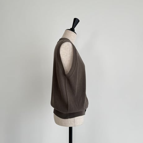 V-NECK KNIT VEST / CHARCOAL
