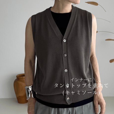 V-NECK KNIT VEST / CHARCOAL