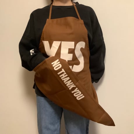 ADULT APRON  “YES” ※生成りロゴ　“BROWN COLOR ※裏にはNO THANK  YOUのプリントがあります。