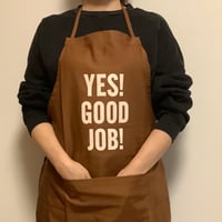 ADULT APRON  “YES！ GOOD JOB！” ※生成りロゴ　“BROWN COLOR