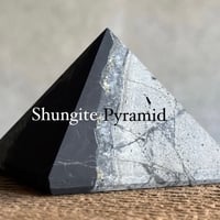 数量限定品【シュンガイト・ピラミッド（小サイズ｜銀龍模様入り）】