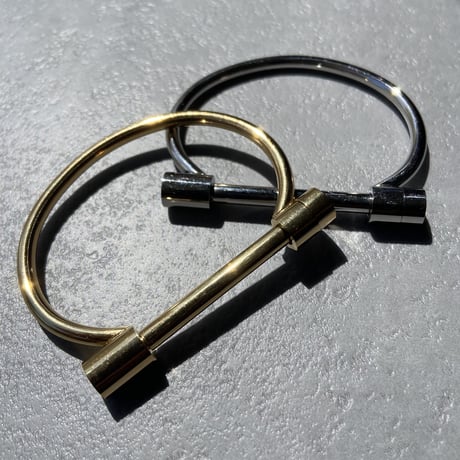 R / Clasp Bangle