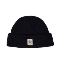MAGENTA FAM BEANIE BASELINE BLACK