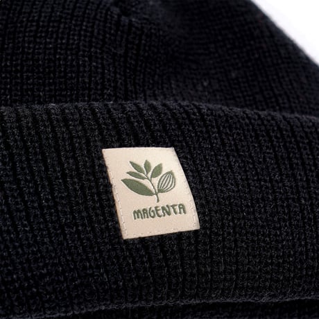 MAGENTA FAM BEANIE BASELINE BLACK