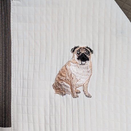 パグカラーのハーフジップにパグの刺繍ついててかわいいね
