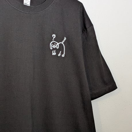 何もわかっていないイヌ刺繍tee