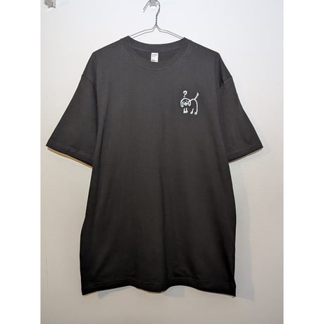 何もわかっていないイヌ刺繍tee