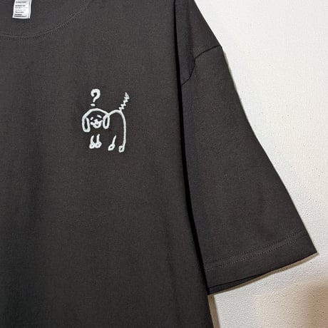 何もわかっていないイヌ刺繍tee