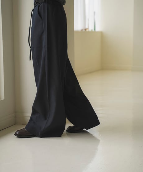 side zip pleated trousers