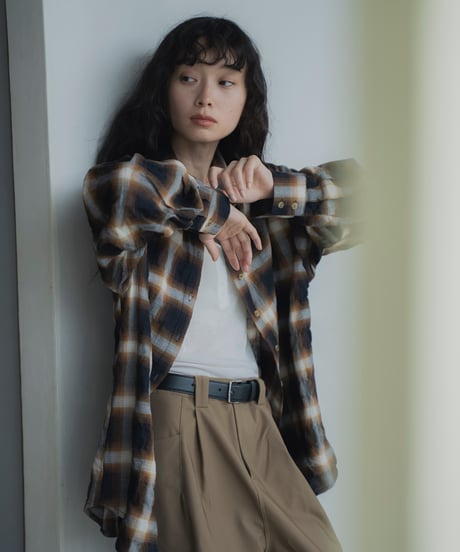 checked tuck sleeve shirt