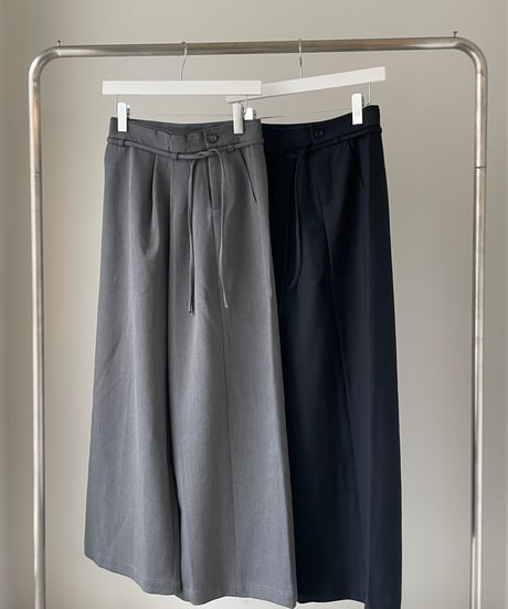 side zip pleated trousers